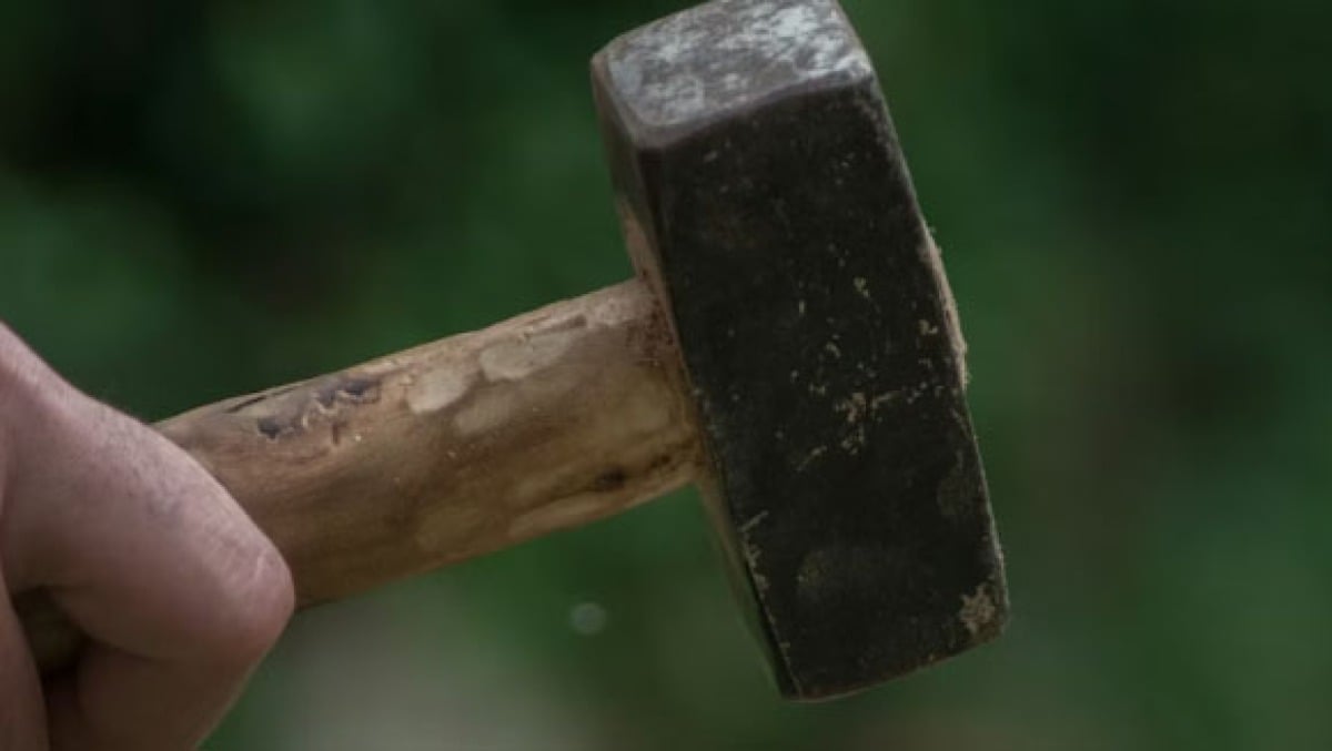 Trova un uomo in casa con la moglie, lo fa inginocchiare e lo prende a martellate - 