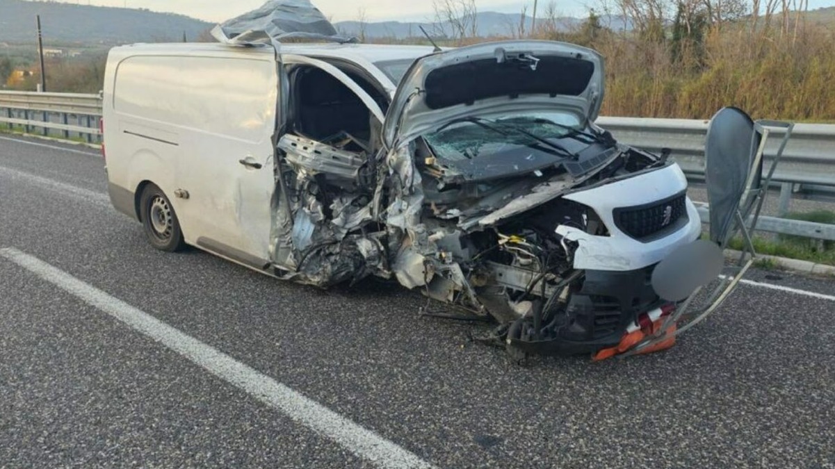 Tre veicoli si schiantano in autostrada - 