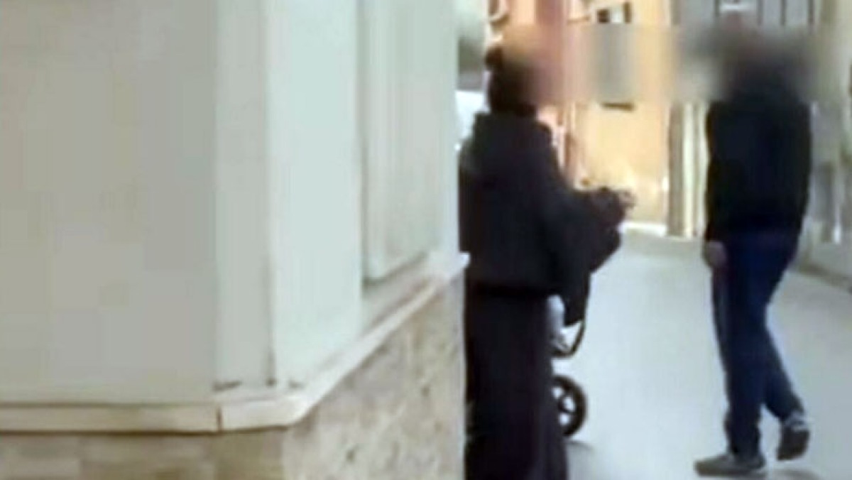 Donna picchiata in strada davanti a un bambino - 