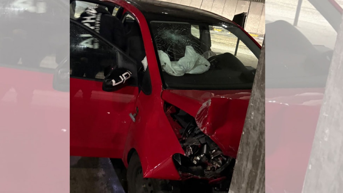 Schianto al Centro Direzionale: tre giovani tra le lamiere - 