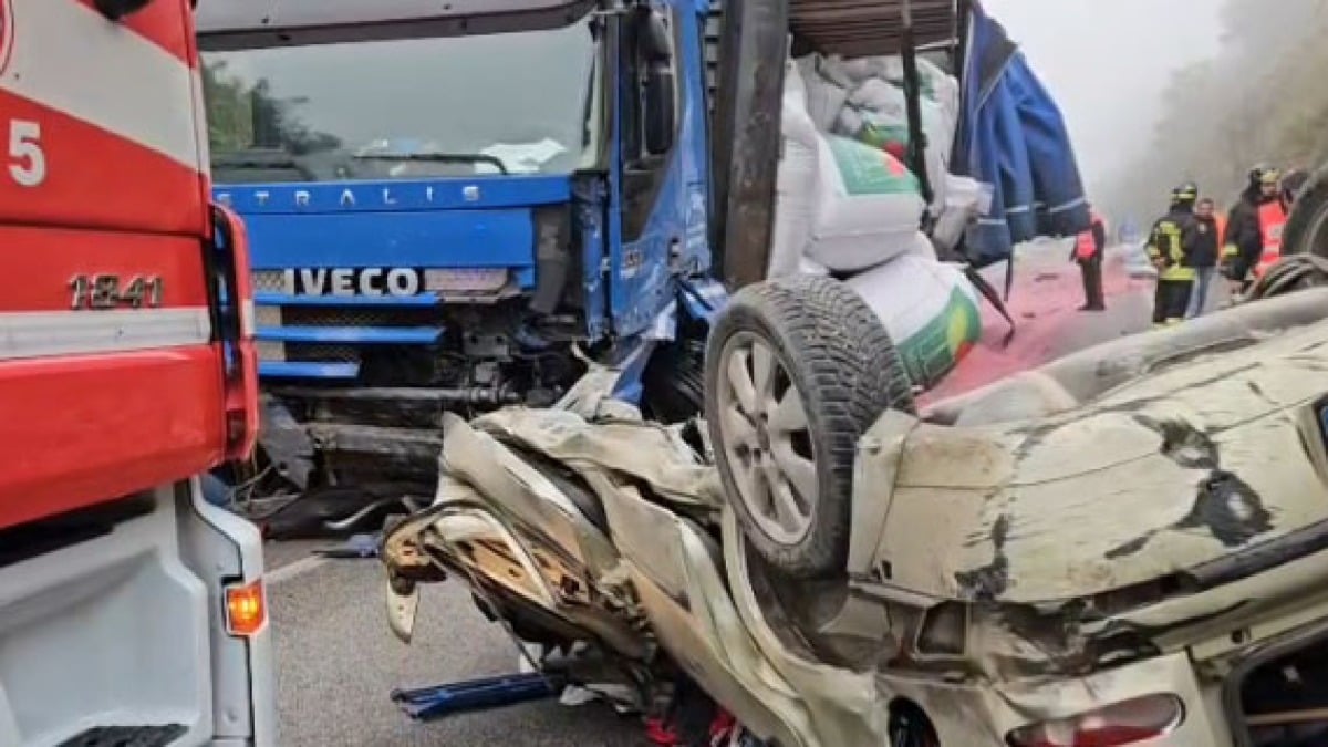 Auto contro camion, un morto sulla Statale - Foto NTR24