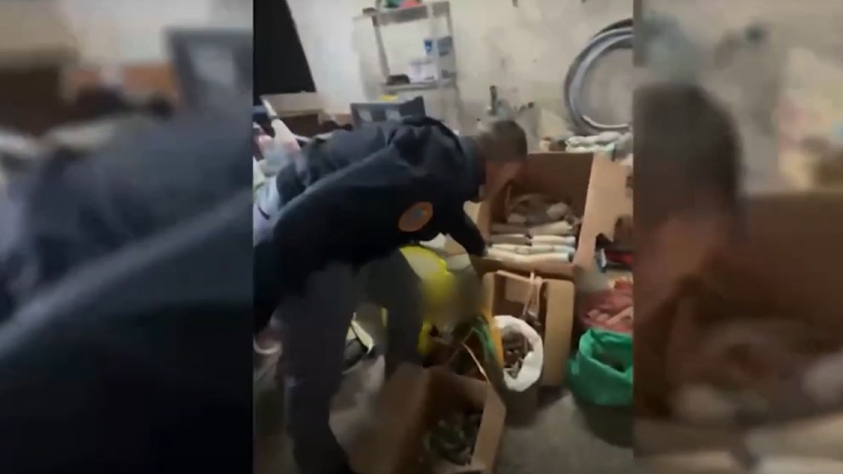 I Falchi della polizia scoprono una fabbrica di botti killer - 