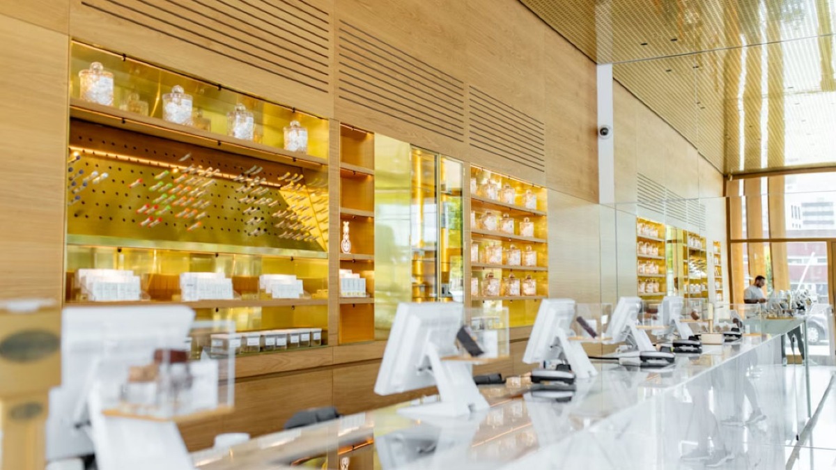 Due donne distraggono il proprietario e rubano 10mila euro di gioielli - 