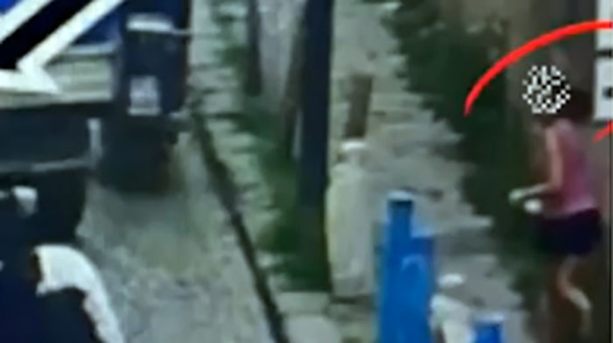 Raid di camorra con i killer armati, mentre una bimba li guarda - 