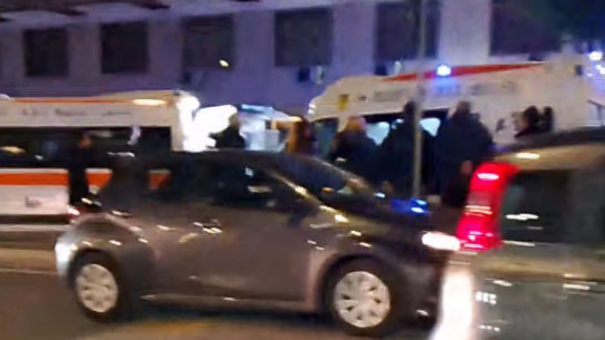 Attraversano e vengono travolte da un'auto - 