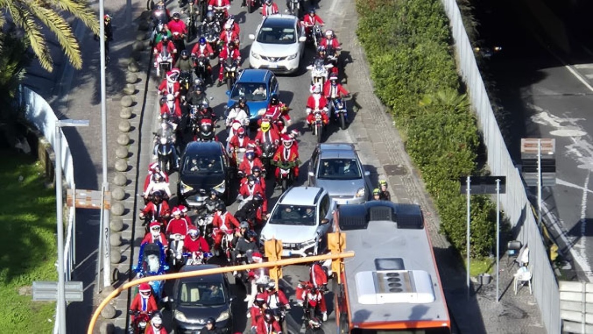 I Babbo Natale sono centinaia: e tutti in moto - 