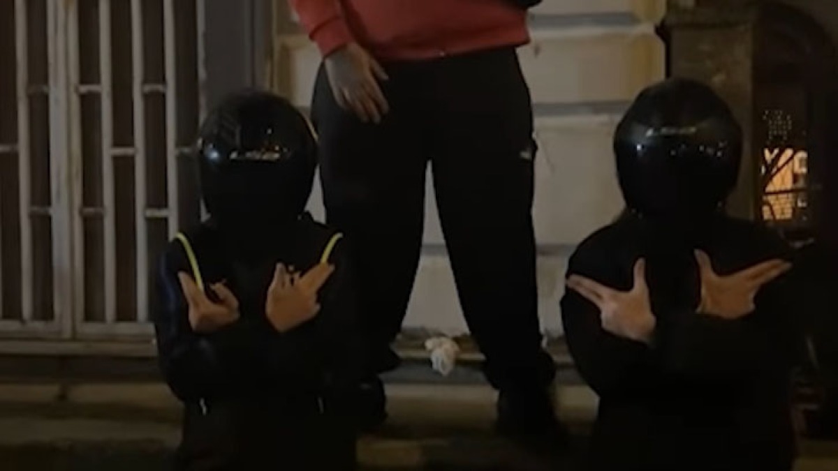 Il parcheggiatore abusivo mostra sui social ricchezza e abiti firmati - 