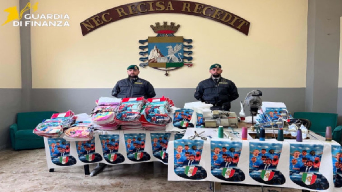 È già tempo di Befana, maxi-sequestro di calze contraffatte - 