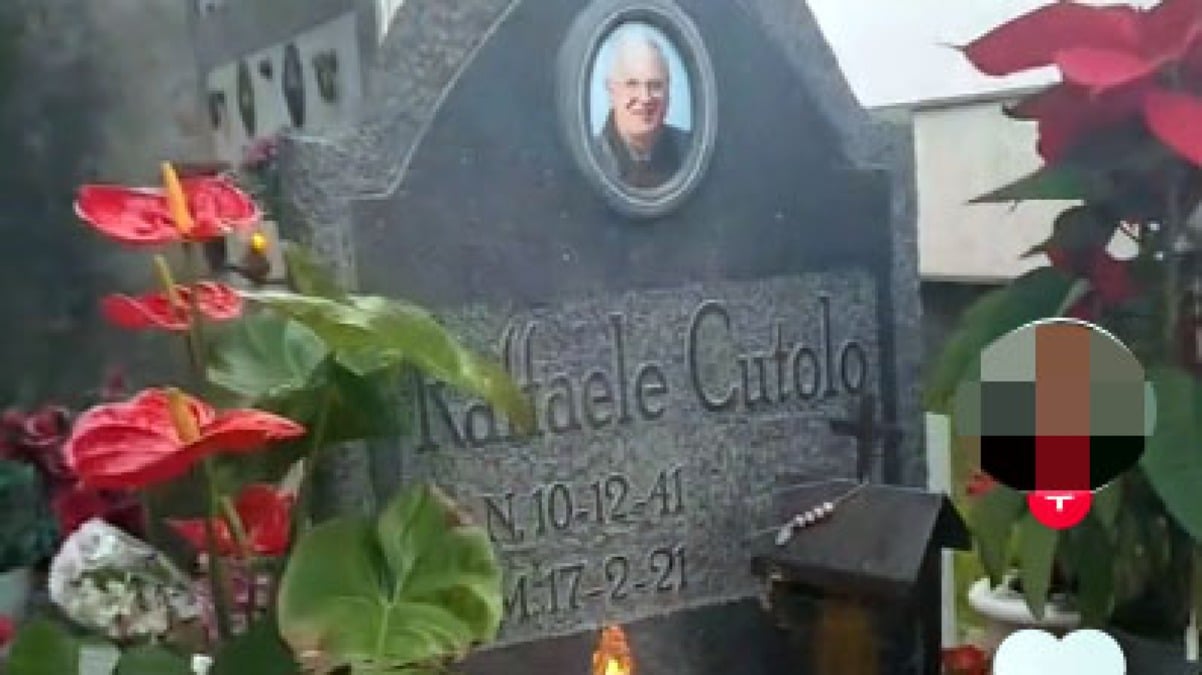 Su TikTok il tremendo omaggio alla tomba di Cutolo: "Un grande uomo" - 