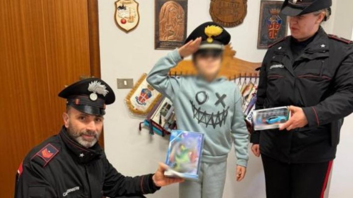 In strada a vendere disegnini: "Voglio comprare un regalo alla mia sorellina" - 