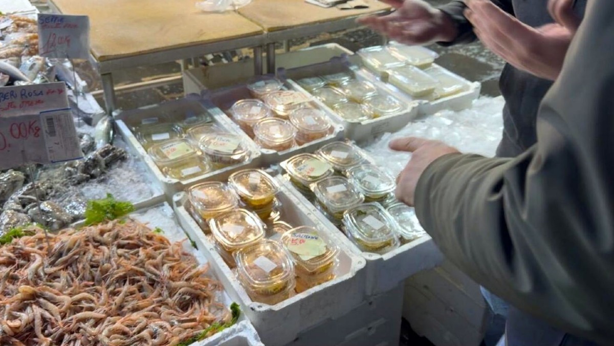Pesce e sporcizia, maxi-sequestro dei Nas nel mercato popolare - 