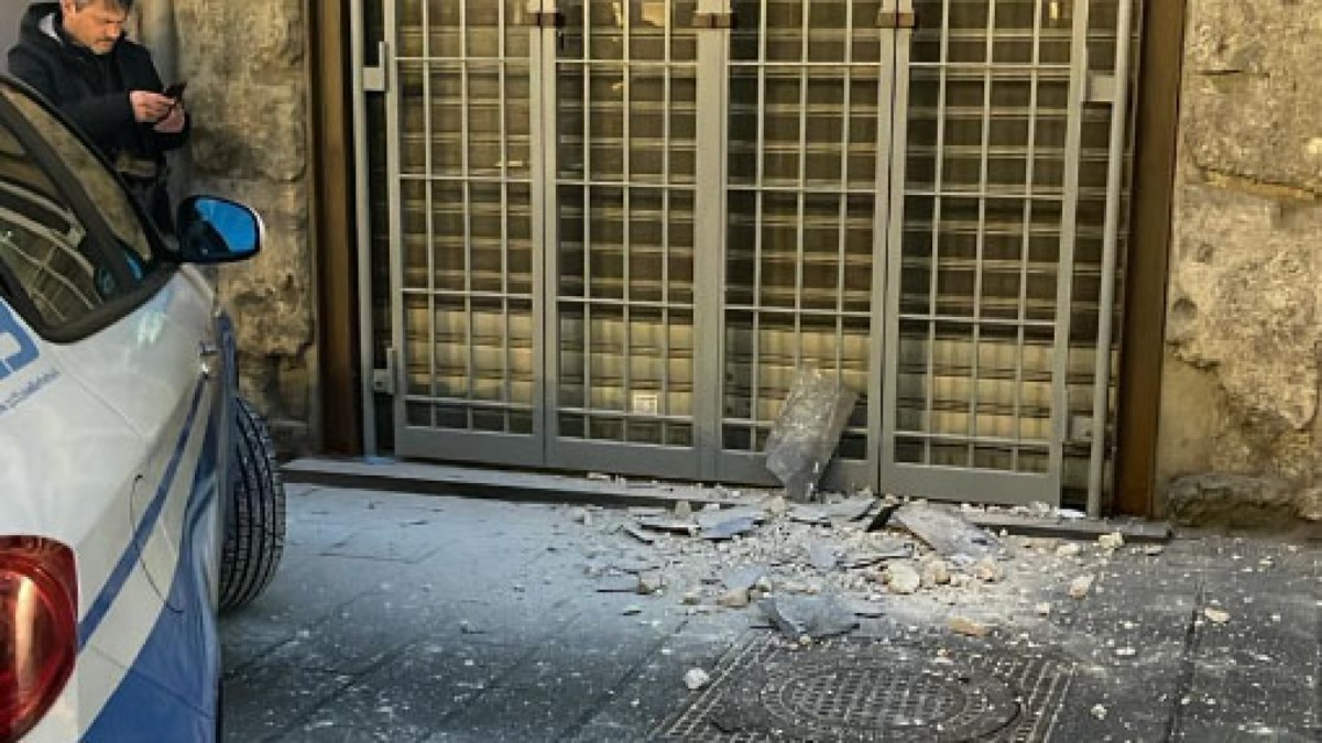 Cadono calcinacci a Via Toledo, due giovani donne colpite alla testa - 