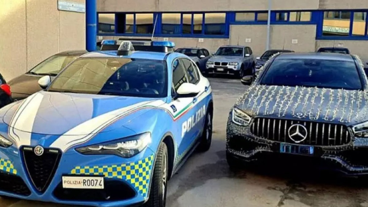 Ricopre l'auto di luci natalizie e viene multato - 