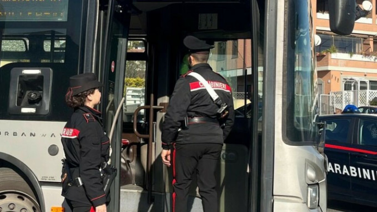 Sale sul bus con pistola e coltello e terrorizza i passeggeri - 