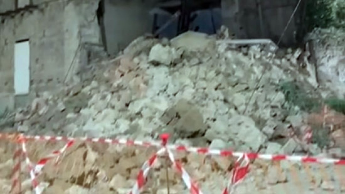 Palazzina abbandonata cede di colpo - 