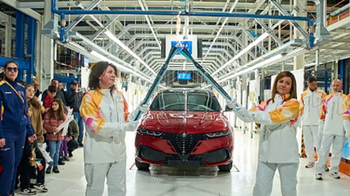 La fiamma olimpica nello stabilimento Stellantis di Pomigliano - 