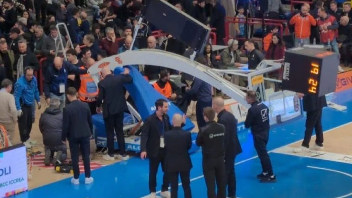 Crolla il canestro durante la partita del Napoli Basket - 
