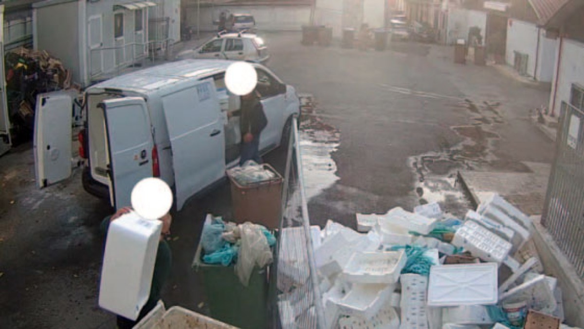 Abbandona i rifiuti nel mercato - 