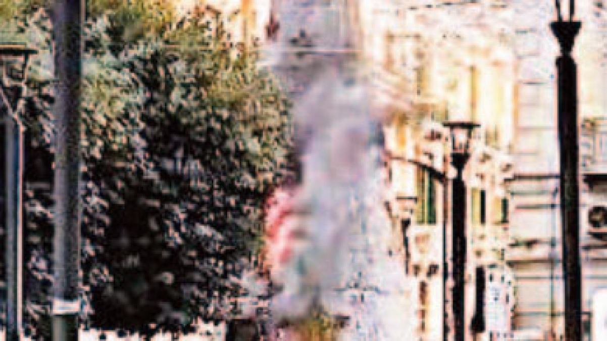 Brucia l'albero di Natale in piazza - 