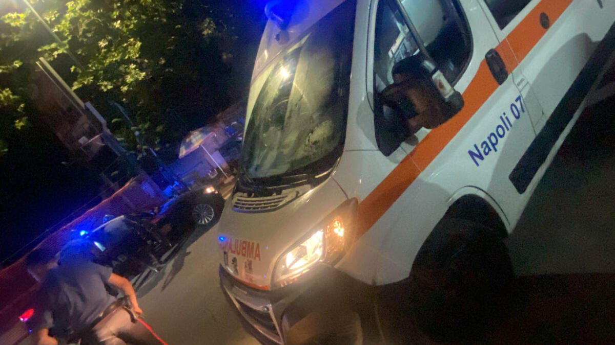 Prova a sfuggire al rapinatore ma finisce accoltellato alla schiena - 