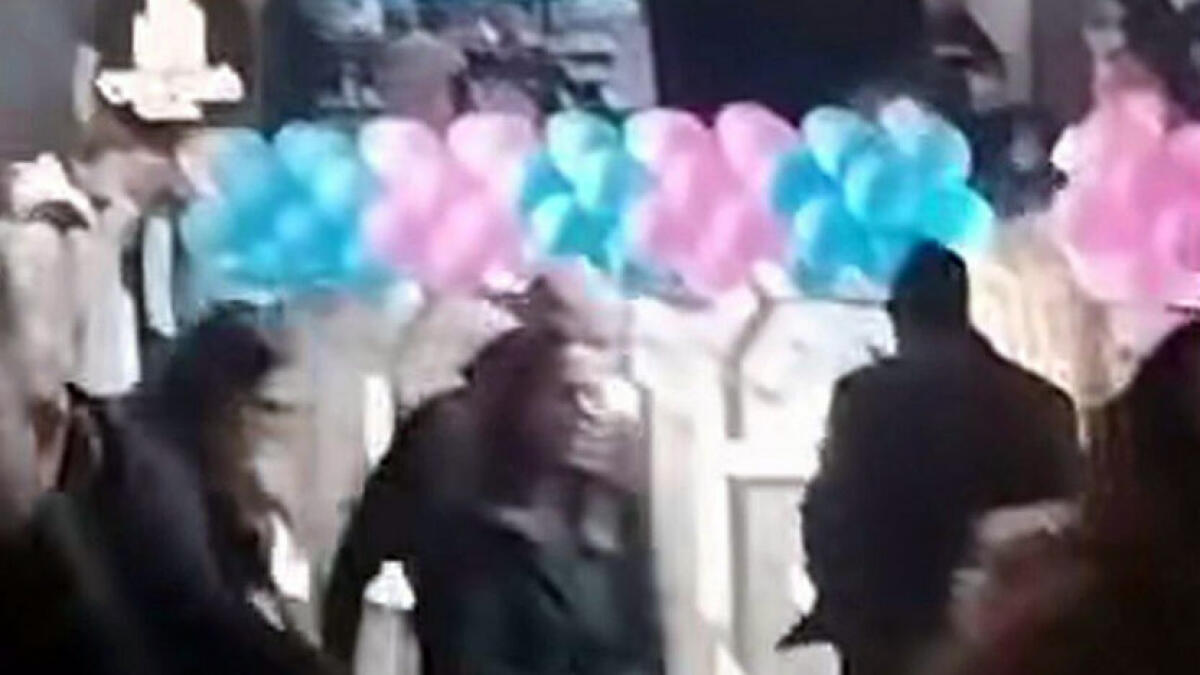 Follia al Baby Shower, botti esplosi direttamente sulla folla - 