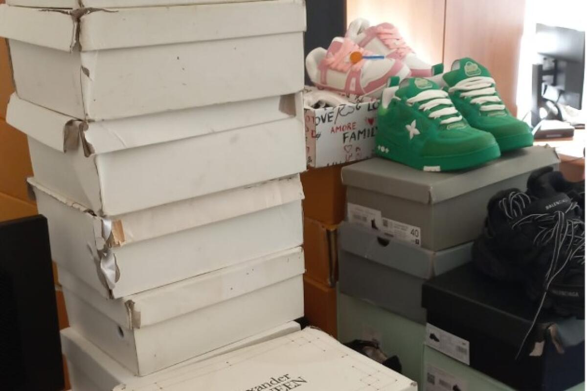 Maxi-sequestro di "falsi" nei mercati popolari di Napoli e provincia - 