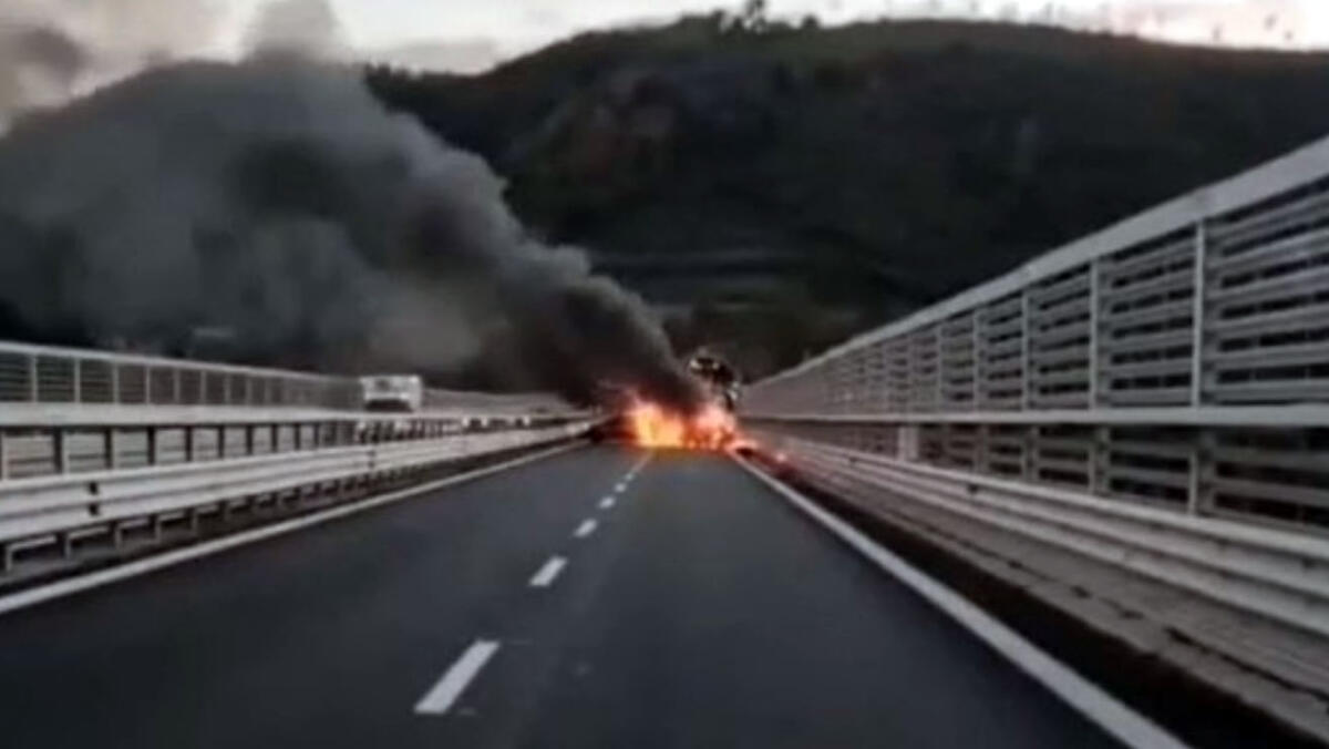 Spari e incendio in autostrada, rubati due milioni dal portavalori - 