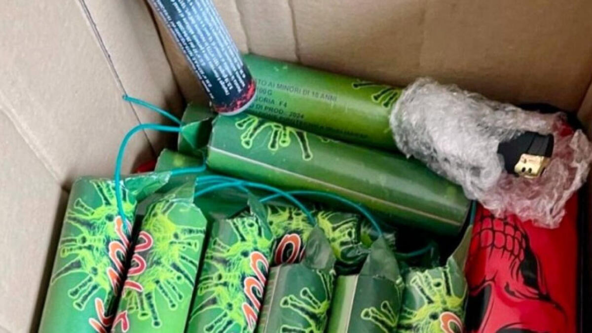 Nasconde 29 chili di botti killer nel negozio, arrestato fruttivendolo nei Paesi Vesuviani - 