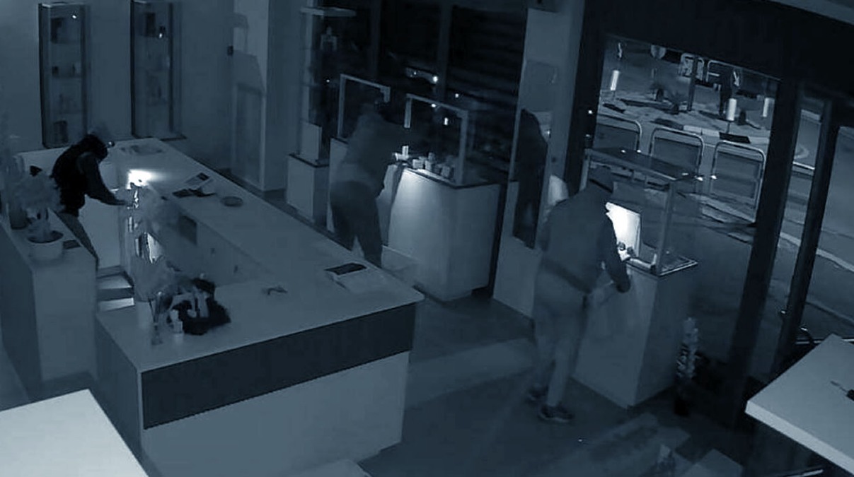 Ladri svaligiano negozio d'abbigliamento a Pompei - 