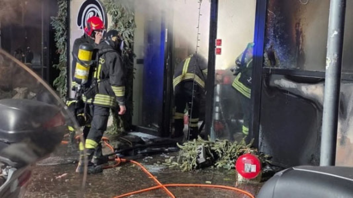 Pizzeria finisce in fiamme a causa dei fuochi d'artificio - 