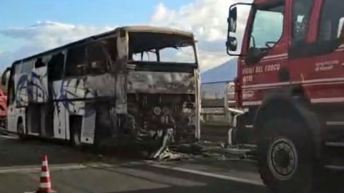 Autobus in fiamme sulla Tangenziale - 