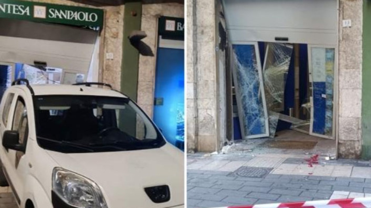 Sfondano l'ingresso della banca con un furgoncino - 