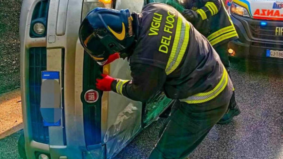 Si ribalta auto con mamma e due bimbe a bordo - 