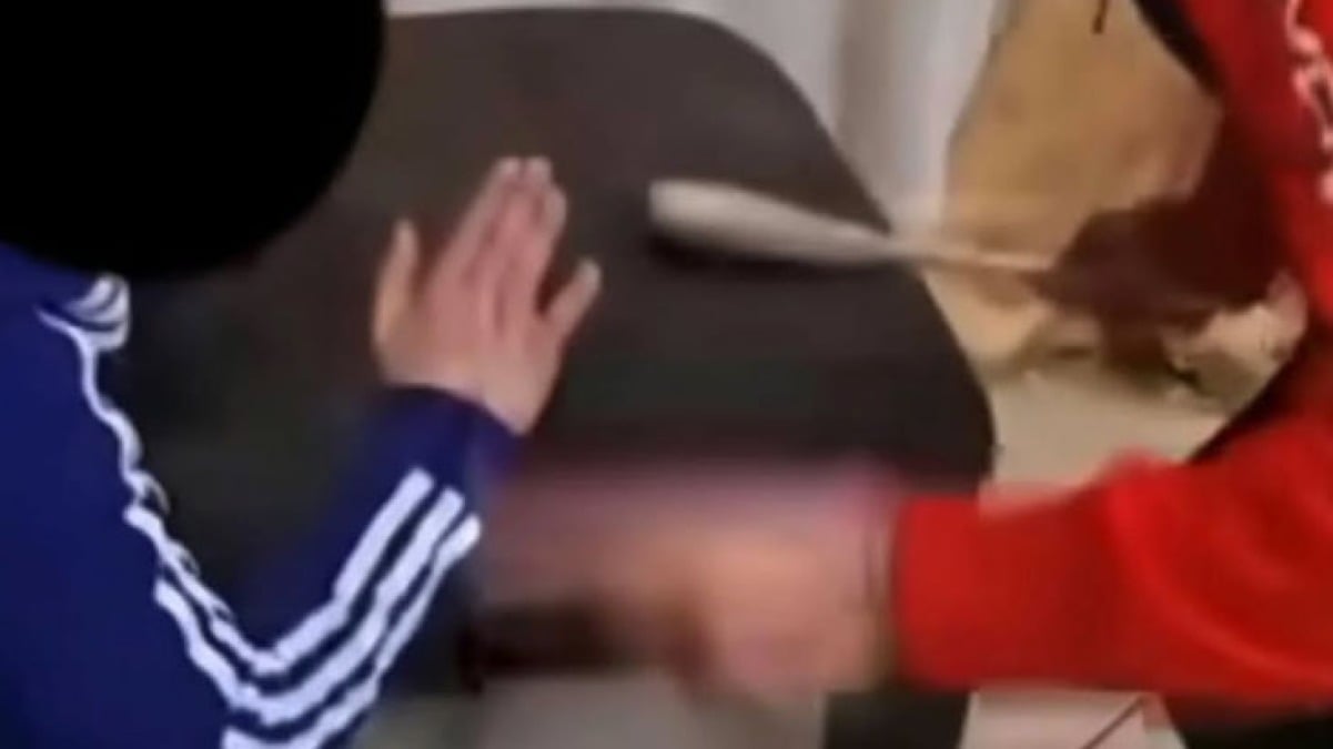 Picchia il figlio con un cucchiaio di legno, arrestato - 