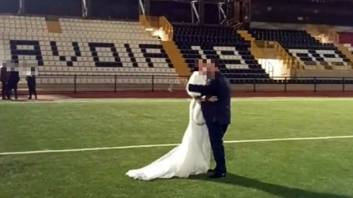 Sposi vanno a farsi la foto allo stadio, il sindaco li denuncia - 