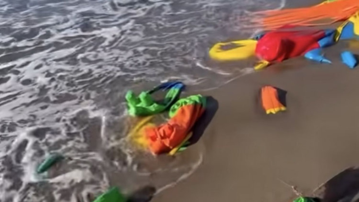 Giostra gonfiabile abbandonata in mare - 