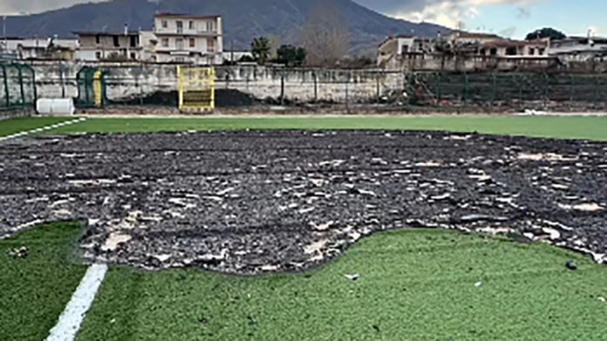Incendio al campo sportivo di San Giuseppe Vesuviano - 