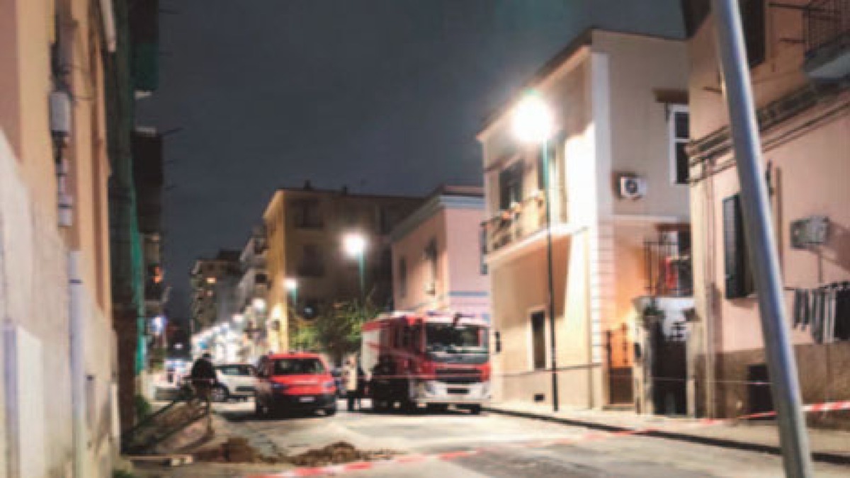 Cede una strada, famiglie evacuate - 