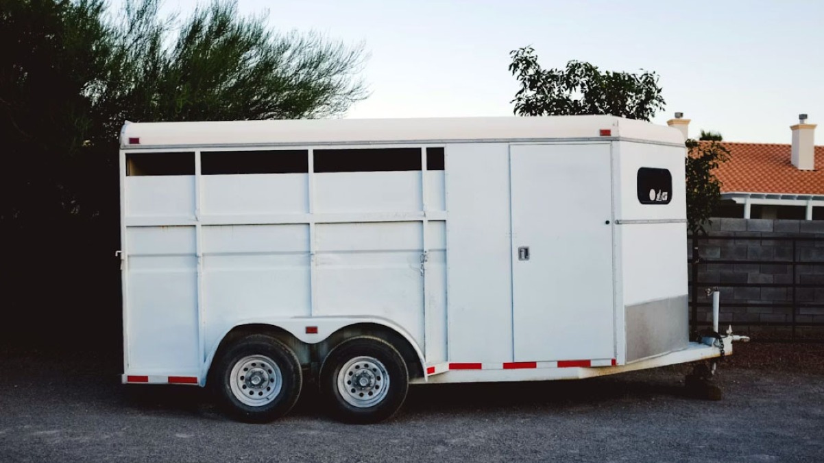 Corpo senza vita di una donna in una roulotte - 