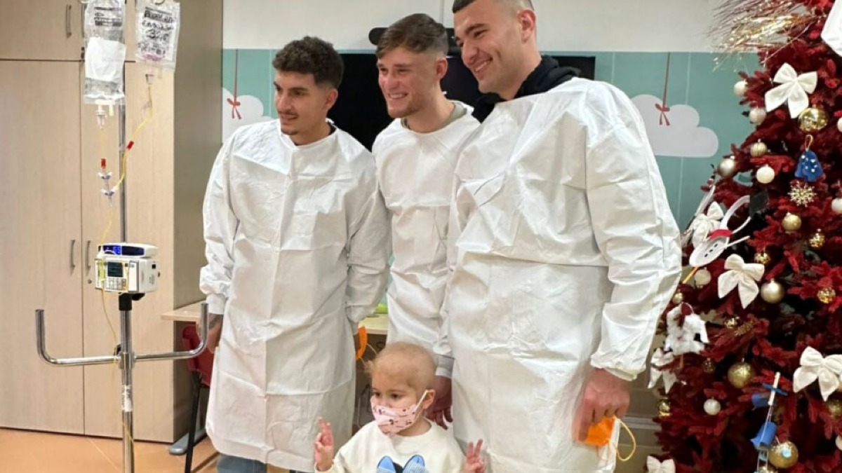 I calciatori del Napoli fanno visita ai piccoli in ospedale - 