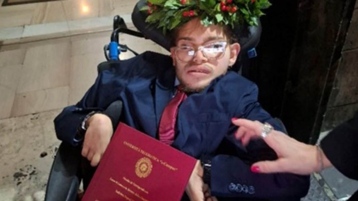 Andrea si laurea comunicando solo con gli occhi - 