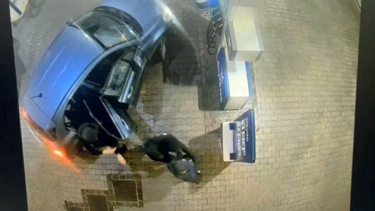 Rapinatori armati portano via l'incasso del benzinaio - 