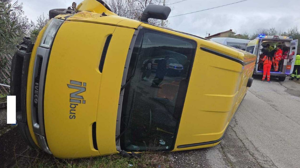 Scuolabus si ribalta, a bordo c'erano 10 bambini - 