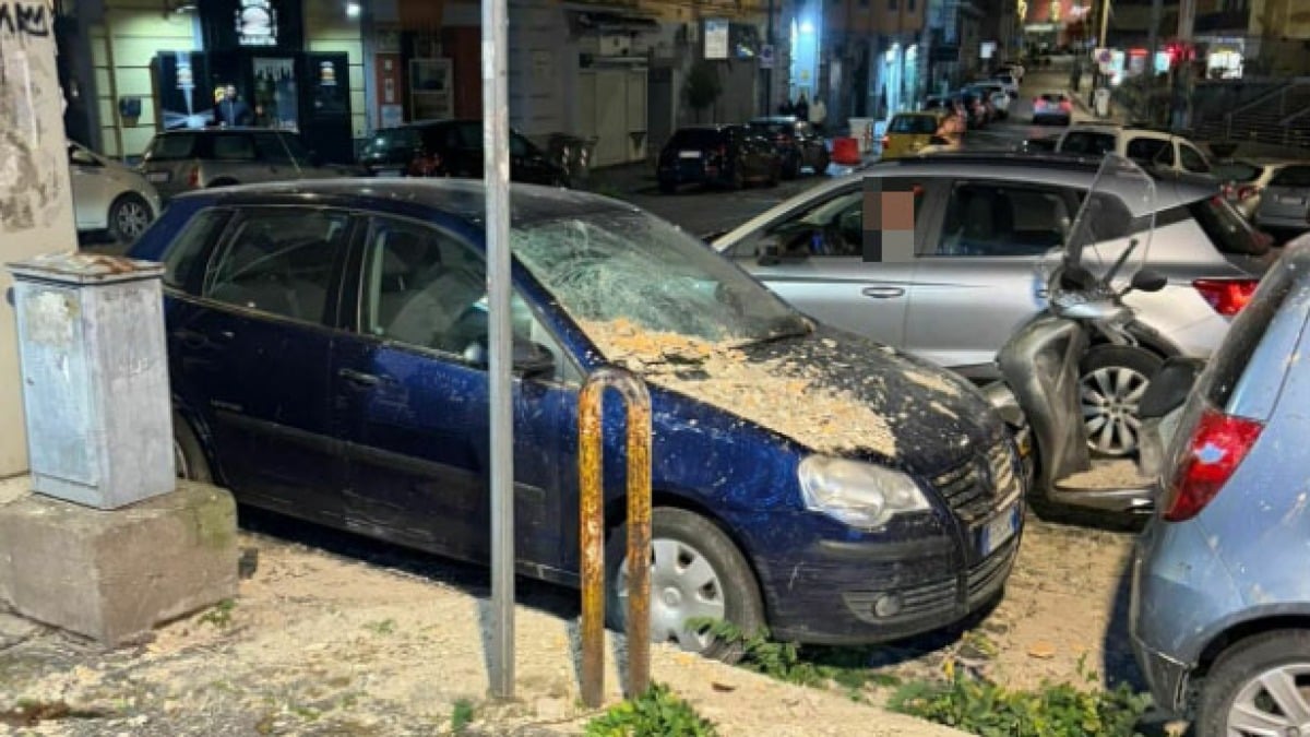 Si sbriciola cornicione e crolla sulle auto e tra la gente - 