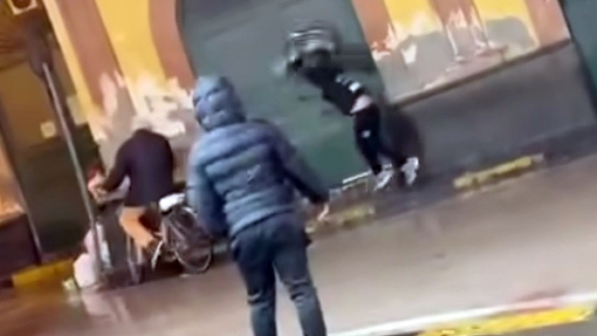 Prima gli insulti razzisti, poi gli lanciano addosso una cassetta della frutta - 