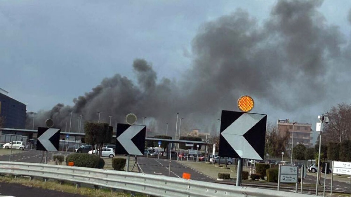 Grosso incendio vicino ad Ikea - 