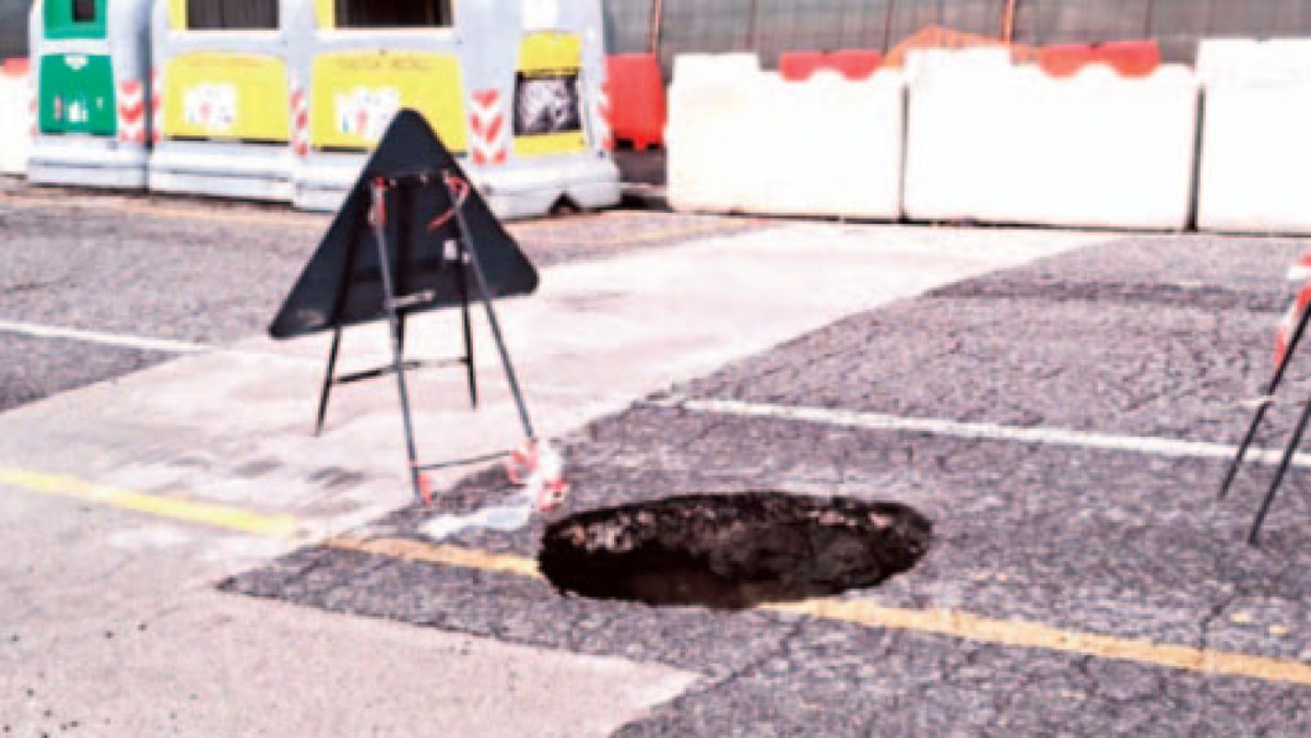 Voragine profondissima, strade chiuse - 