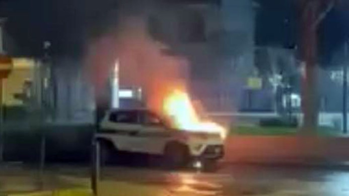 Auto della polizia municipale data alle fiamme a Saviano - 