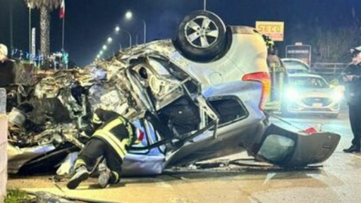 Frontale con una Maserati, muore prof - 