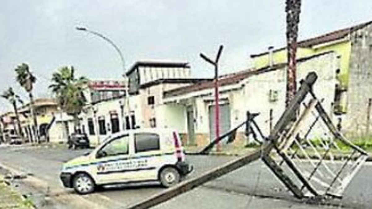 Il vento abbatte i cartelloni pubblicitari - 